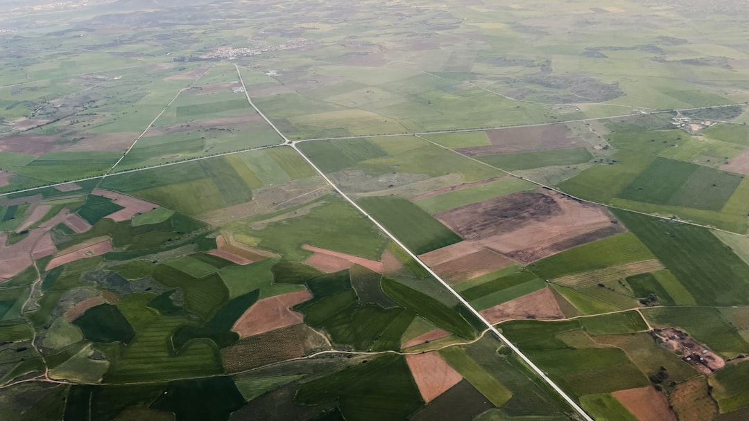Vista aérea de parcelas y territorio para guía técnica de expropiaciones